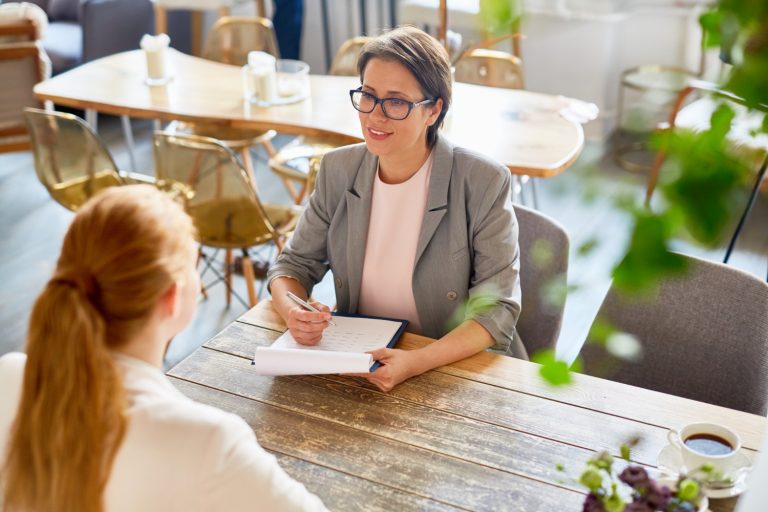 Qué ropa llevar a una entrevista de trabajo para causar buena impresión